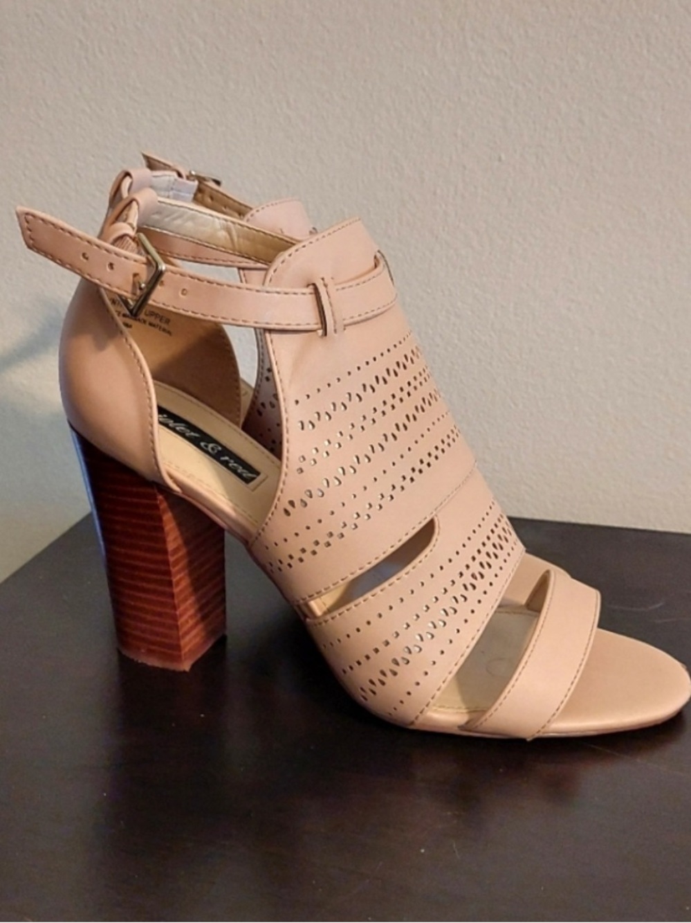 Violet & Red Stitchfix  Heel Blush 8.5 biege cream buckle strap square heel.